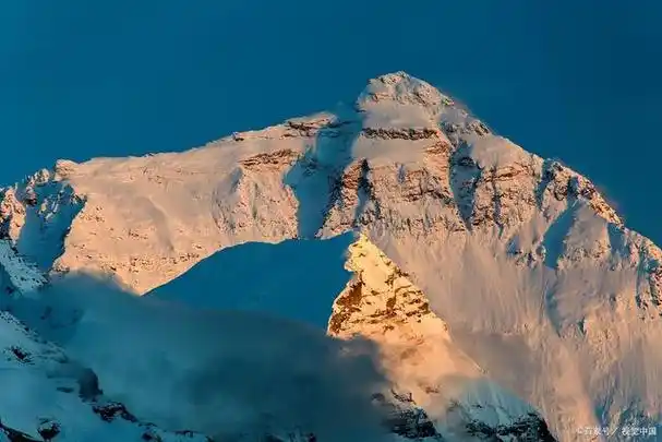 贡多拉峰第二峰是喜马拉雅山脉的一座山峰,位于尼泊尔和中国之间的