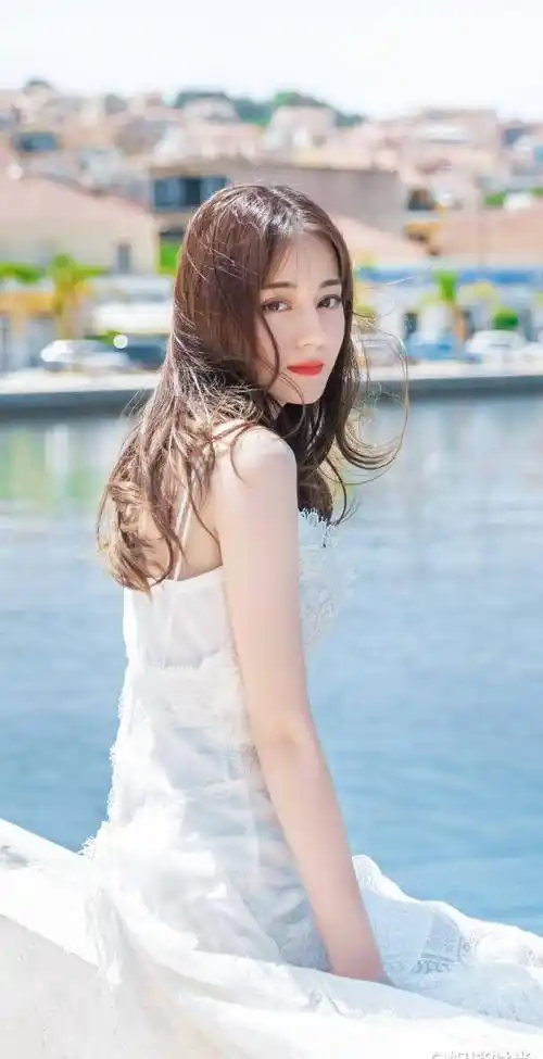 原创迪丽热巴初恋裙照流出气质清纯可人身材凹凸有致让人看不够