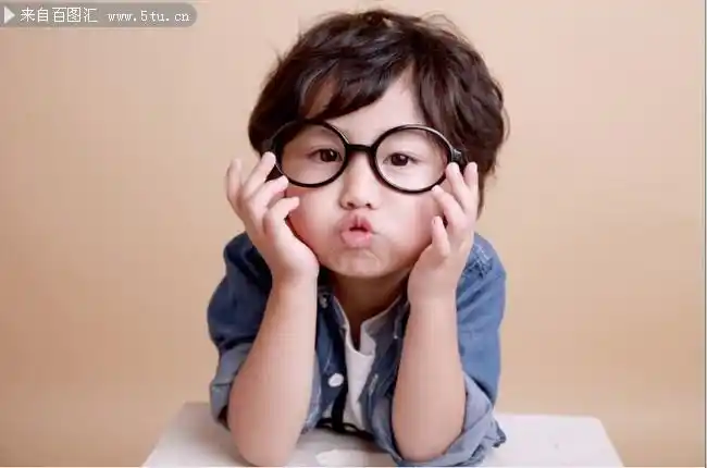 搞怪表情小孩图片