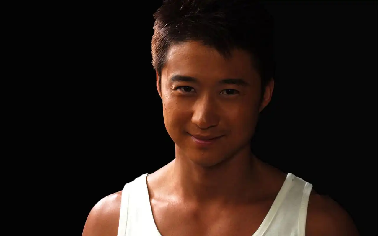 觉得吴京能打,也是因为吴京也是全国武术冠军,格斗能力也相当不错