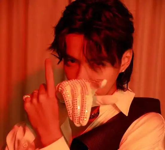 鲶鱼头大家都不陌生啦,吴亦凡带起的一波发型热潮,早前很多如王一博