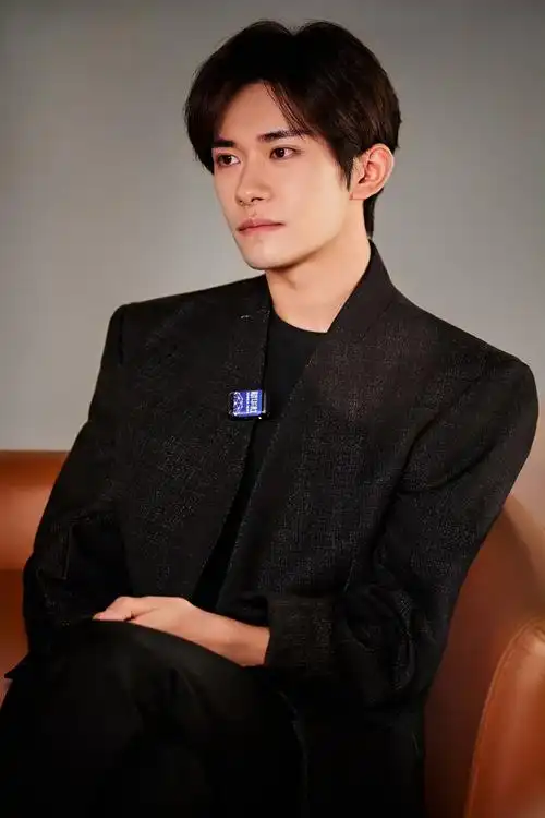 易烊千玺小收获再 1,《过塘》一张幕后花絮照掉落,帅到我啦