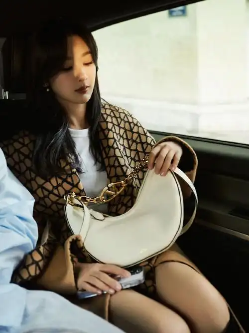 杨紫巴黎时装周##杨紫时装周g社怼脸生图