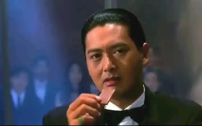 赌神2赌神高进吃起巧克力,戴上玉扳指,开始与仇笑痴的赌局