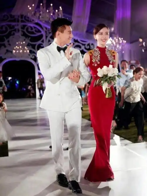 也有人说吴奇隆是个小气鬼,不给马雅舒买戒指,办婚礼,拍婚纱照,还经常