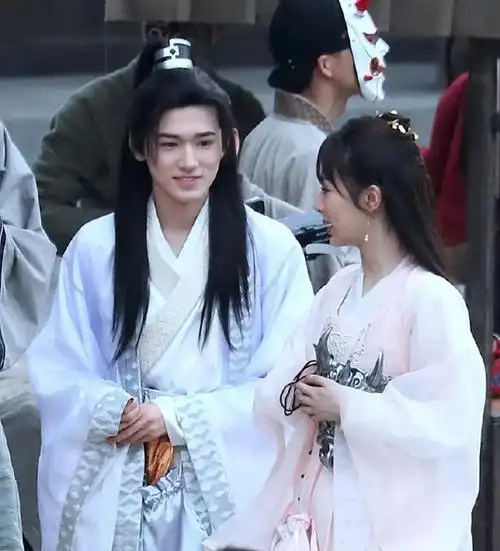 杨紫宋亚轩录制综艺古装路透曝光两人身穿古装在集市上逛街