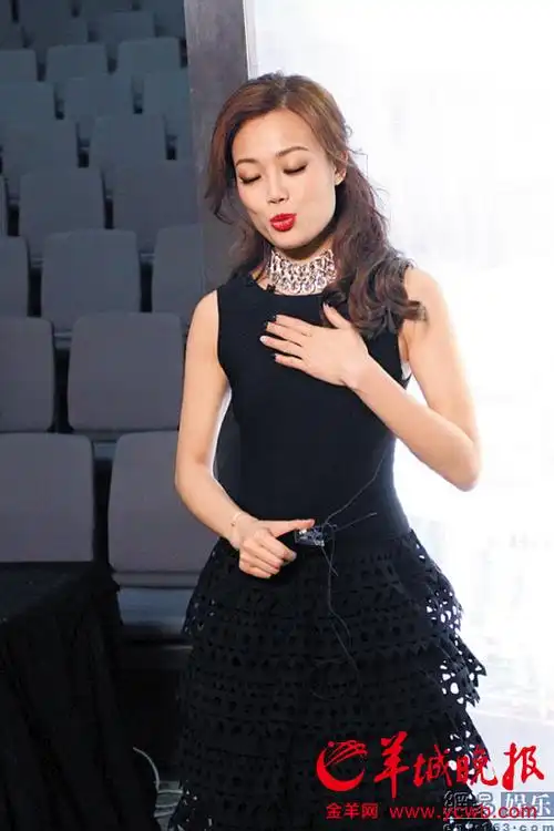 容祖儿补位《我是歌手4》 首秀状况不断设备故障重唱