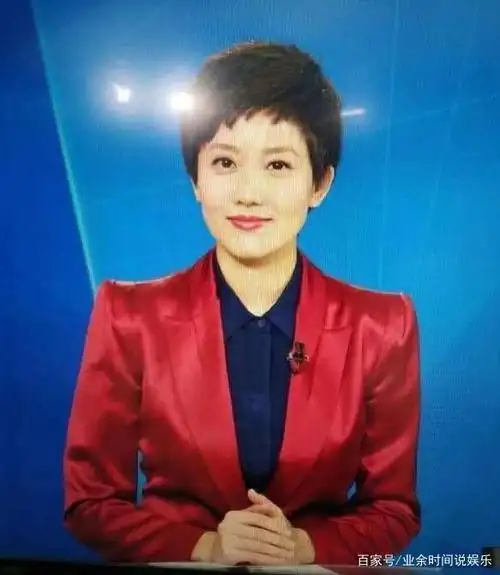 郑天亮毕业之后成功留在央视成为一名正式的主持人, 她清新纯净的主持