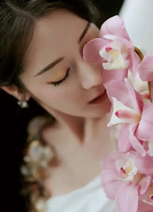 散落万千星辰,小迪@dear-迪丽热巴身着白色礼服,坠入璀璨宇宙,坚定而