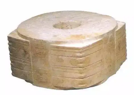 图为良渚王陵出土"玉琮王",重达6.5公斤.