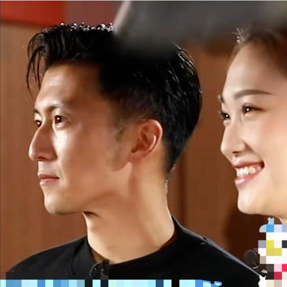 原创活动现场女主持险些被砸谢霆锋的绅士手挡住危机网友表示暖男