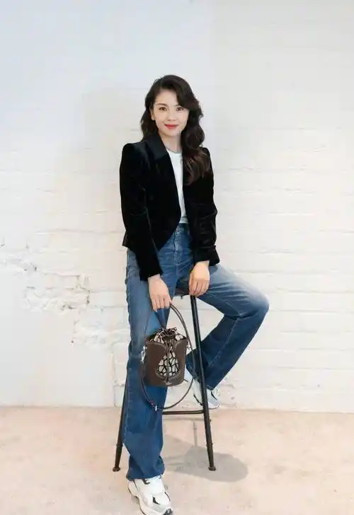 刘涛发布黑丝绒短西装造型随拍 优雅大方气质绝佳_运动鞋_牛仔裤_水桶