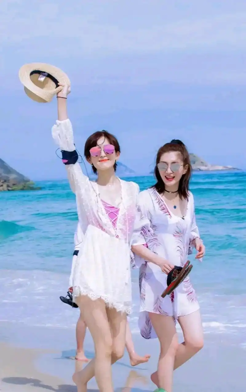 江疏影和古力娜扎海滩度假:两大气质美女,实在太养眼