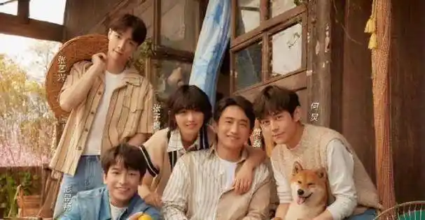 五个人仿若一个大家庭,身为大家长的黄磊和何炅一同坐在窗前,张艺兴拎