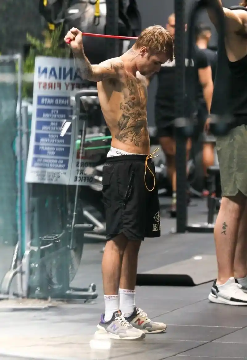 原创贾斯汀比伯健身房秀身材2年不运动却一点没发福这身材太瘦了