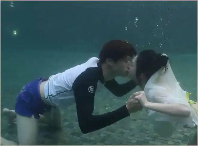 李沁魏大勋水中热吻镜头在他的裤子上慢慢放大迷之突起