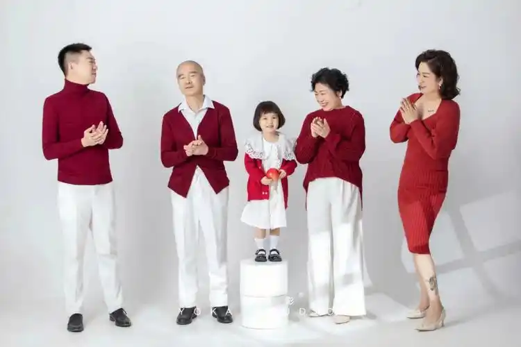 颜值超高的一家五口简约温馨风全家福