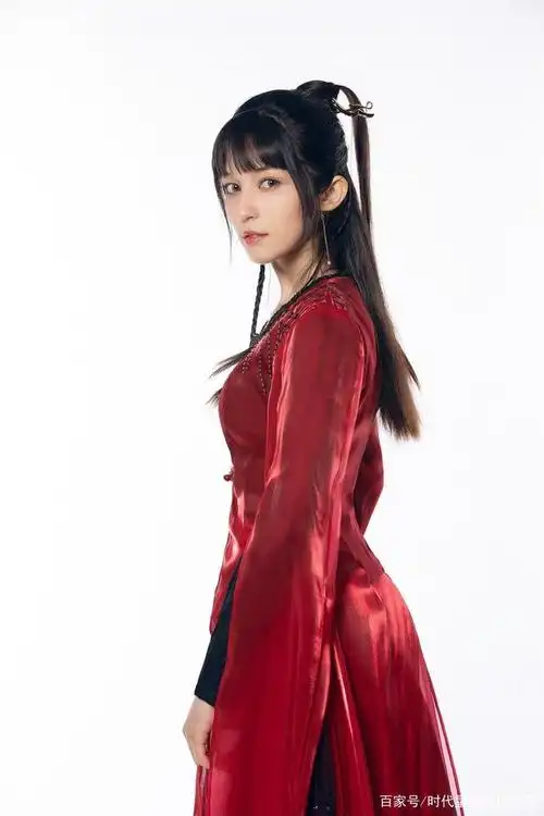 演员古丽米热古风写真曝光 眉眼盈盈秀色可餐