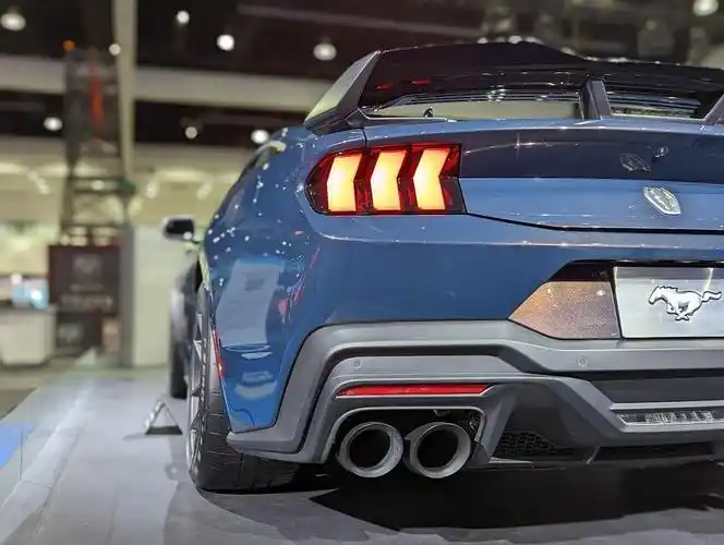 福特野马黑马版国内展出,5.0l自吸v8,500马力的手动挡跑车