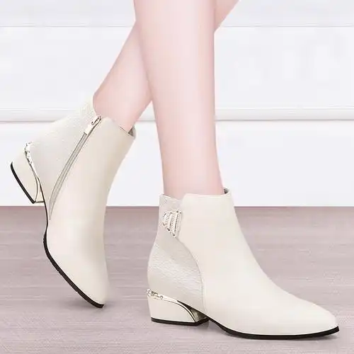 白色短靴2020年新款冬季女鞋加绒皮鞋冬天爆款时装靴