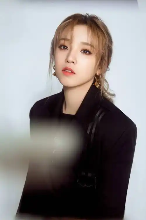 宋雨琦中性风写真曝光 颠覆形象展现独特魅力_风格_造型_时尚