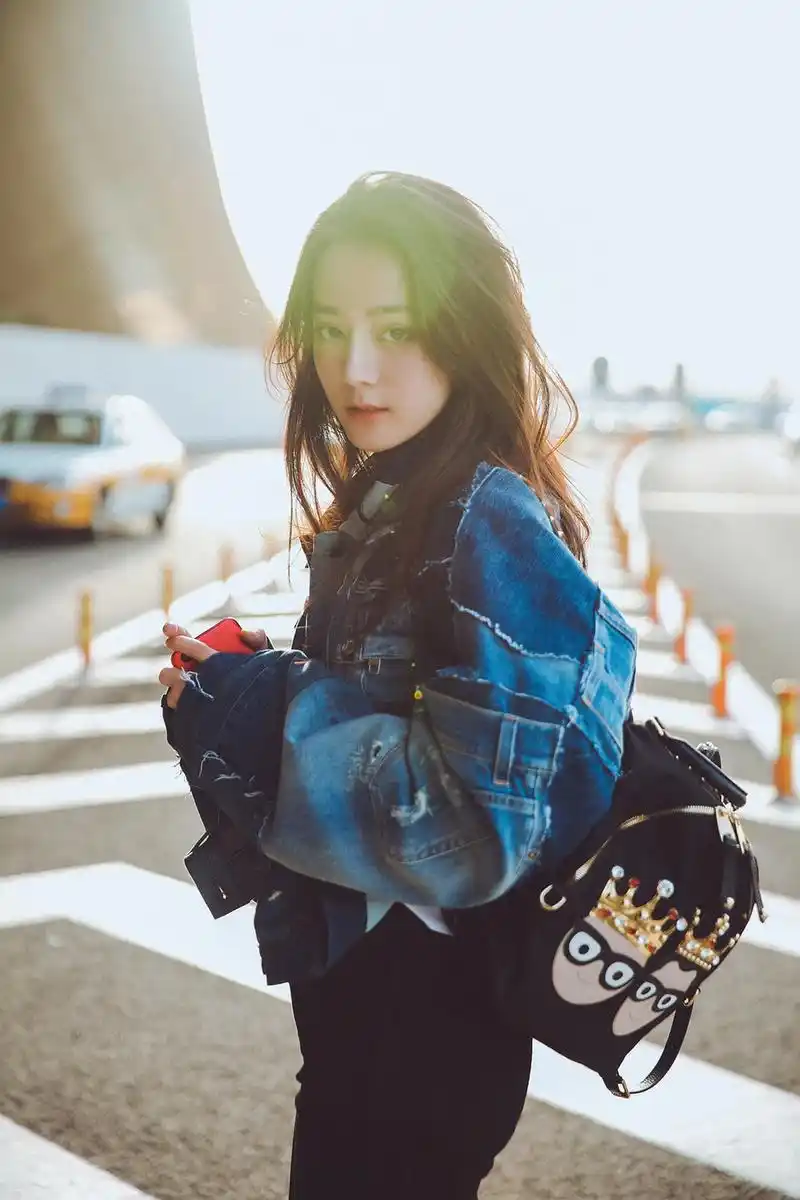 迪丽热巴机场街拍高清图片