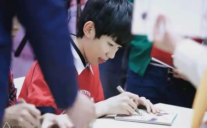 王源从小到大的写字习惯,你发现了吗?|黑历史|老师_网易订阅