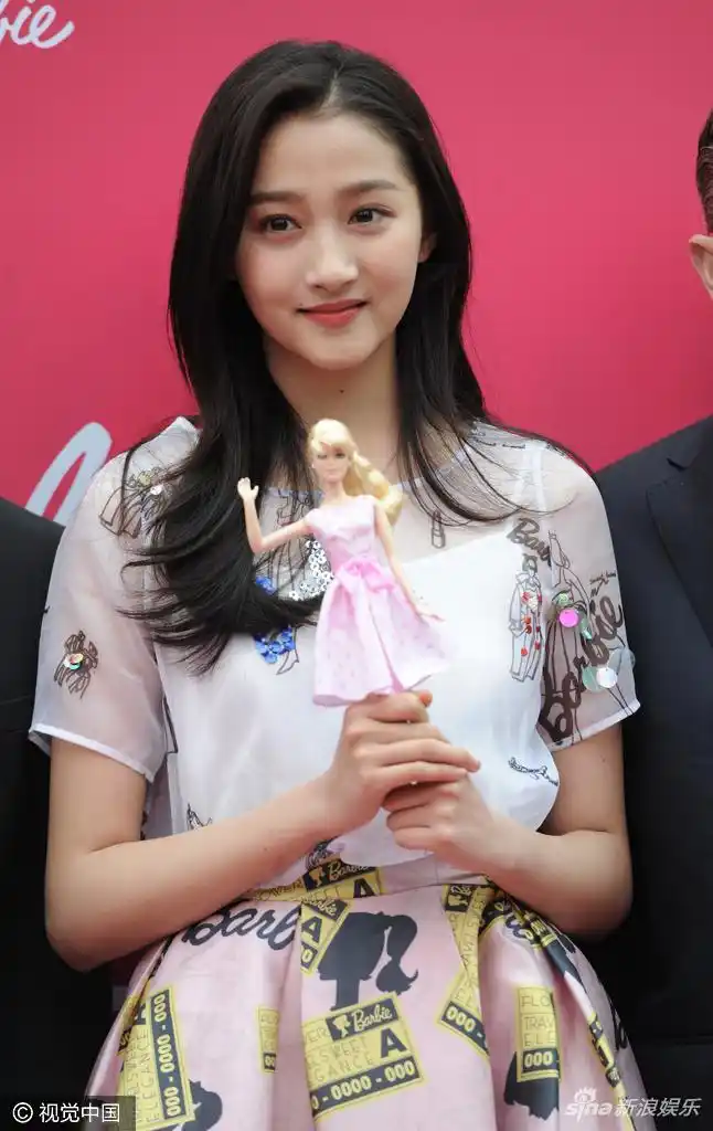 [3月16日]20岁关晓彤拿芭比娃娃美腿长[6p] - 娱乐明星新闻 - sexin