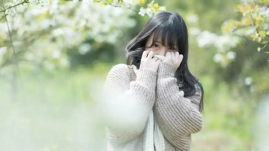 针织毛衣捂脸害羞女生壁纸