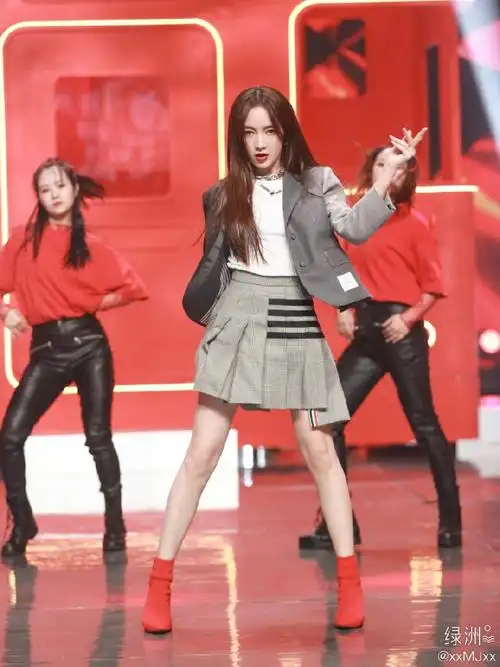 快乐大本营家乡主题品美食飒姐姐孟佳化身游戏狂魔带火全场