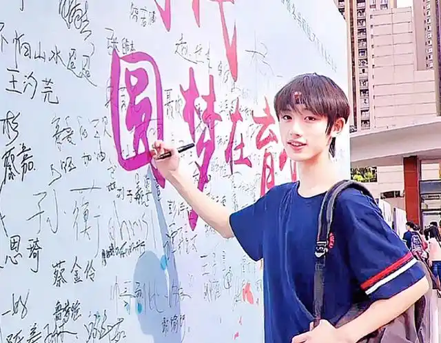 丁程鑫回校拿行李,与女同学合照,神态说明高考考得很不错