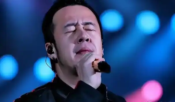 杨坤只要一有闲工夫就会哼上几句,后来他在厂里的唱歌比赛中得了头名