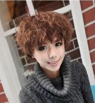 是一种好看的短发烫发烟花烫短发发型,前面的齐刘海被烫得特别的蓬松