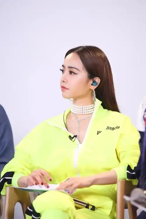 看完蔡依林红衣女孩mv我真的被惊悚剧情和霸气红衣妆圈粉了