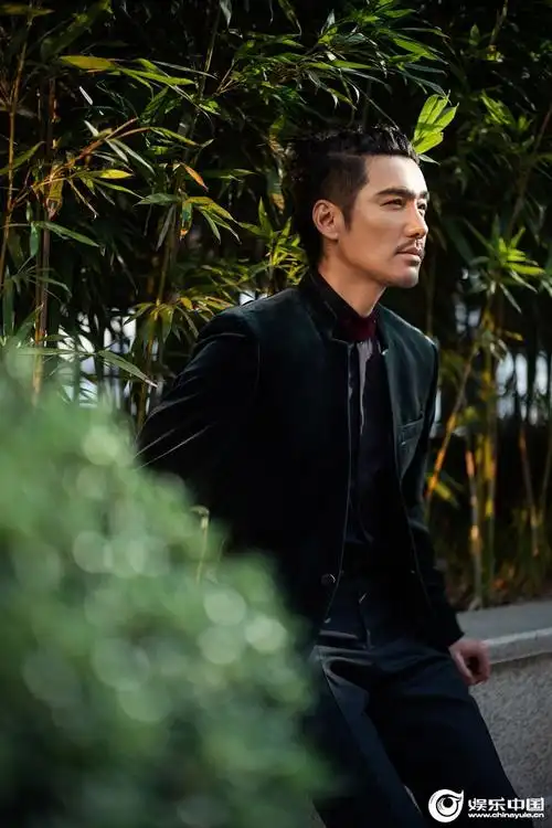 胡兵《双响炮》造型亮相国际电影节 透露为新剧拍摄蓄长发