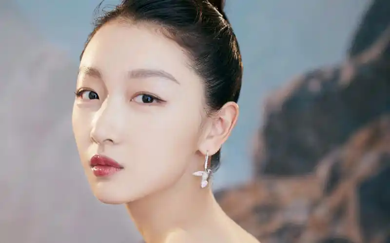 周冬雨性感灵动写真桌面壁纸