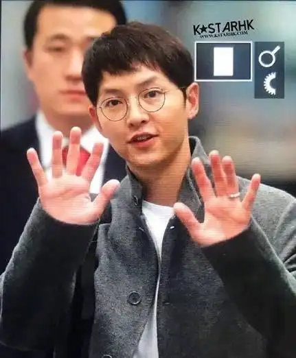 宋仲基素颜戴眼镜亮相,网友说怎么这么像imp?脸再圆点更像了