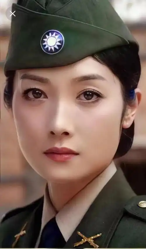 蒋林静军装照英姿飒爽,甜美可人,流露出迷人的光芒