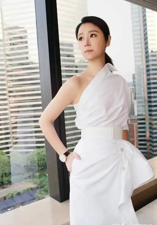 林心如真是豁出去了穿黑纱皮裙扮少女44岁美成18岁