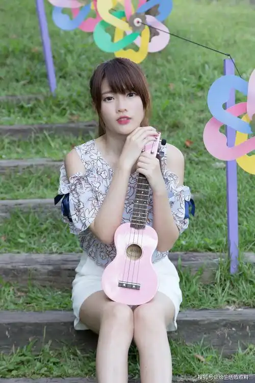 青春美少女户外清新写真