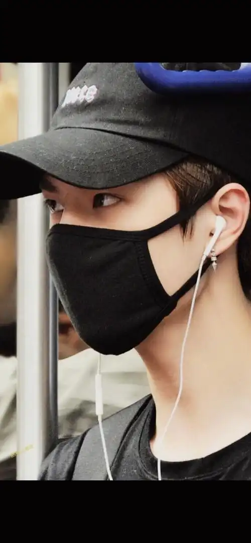 王一博 机场 街拍 壁纸 ()