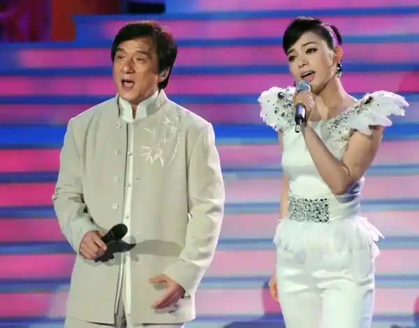 王菲,韩红,袁莎当选2009中国音乐年度人物