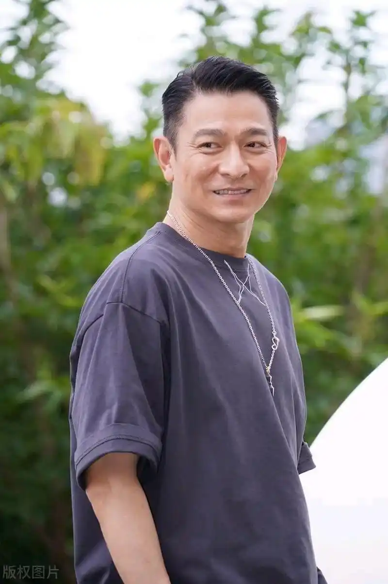 刘德华这次虽然穿单色系的衣服,却显得