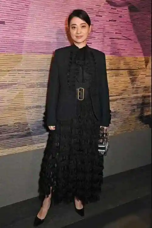 48岁梅婷携10岁女儿见世面她断崖式衰老撞脸倪萍女儿一张