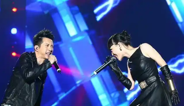 27岁吴莫愁胖成中年妇女,吹酒瓶动作熟练,网友:你经历了啥?