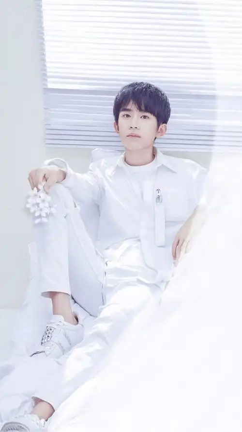 白色的易烊千玺,颜值爆表,散发着迷人的魅力?_网易订阅