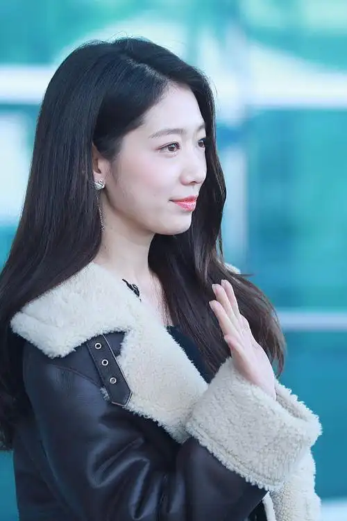 朴信惠翻领皮袄低调现身飞香港 比心问候展亲和女神魅力爆棚