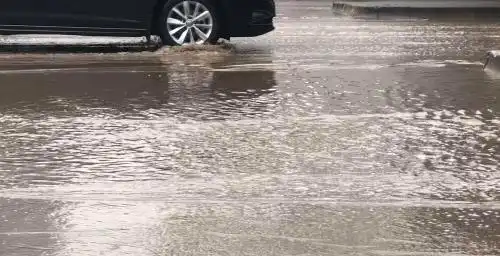 污水淹没路面司机淌水开车,华商直播帮播出当天问题解决