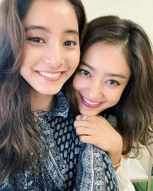 组图女星新木优子自拍晒合影大眼睛靓丽动人