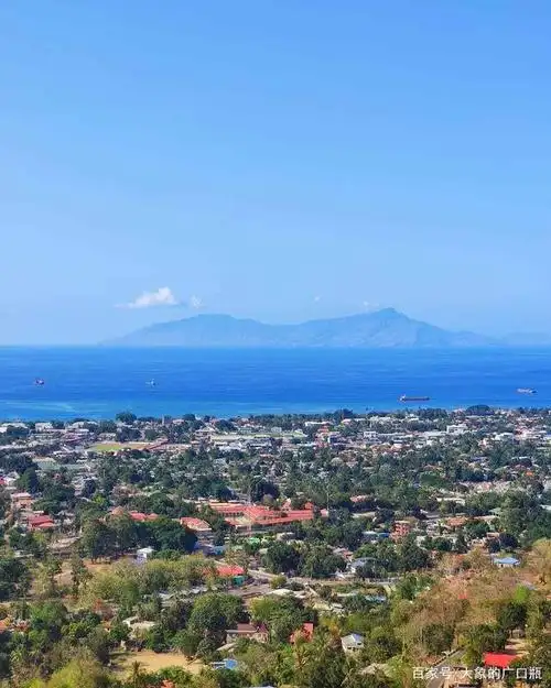 0米的耶稣雕像,位于东帝汶帝力的地球仪上.